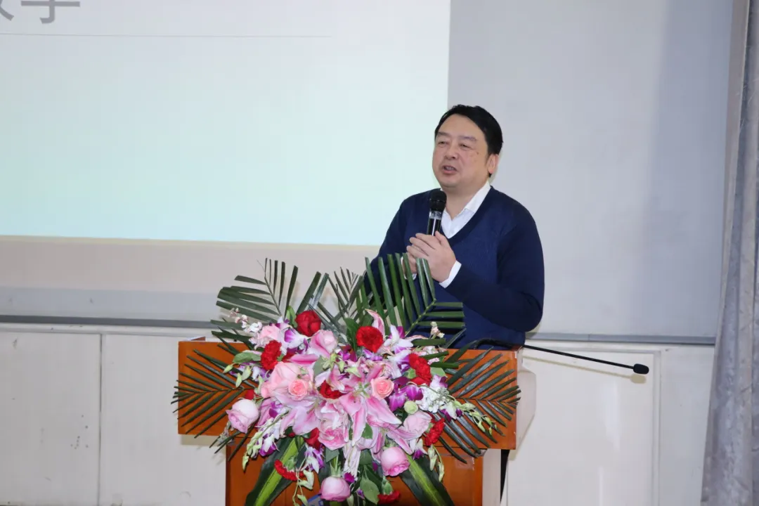 37bat365在线平台官网登录第二附属中学正高级教师  何杰老师.jpg